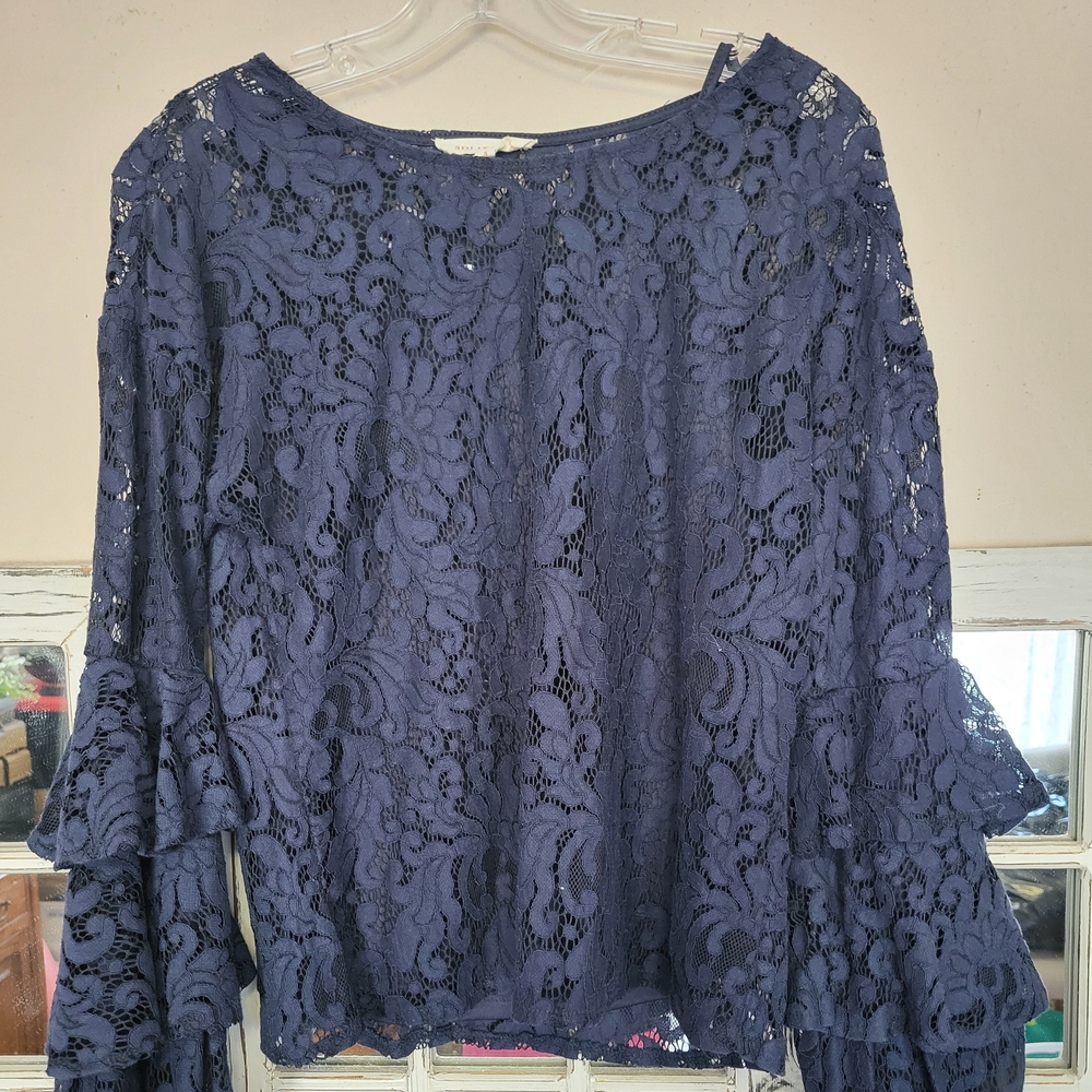 Solitare EUC Womens Navy Lace Top Size S